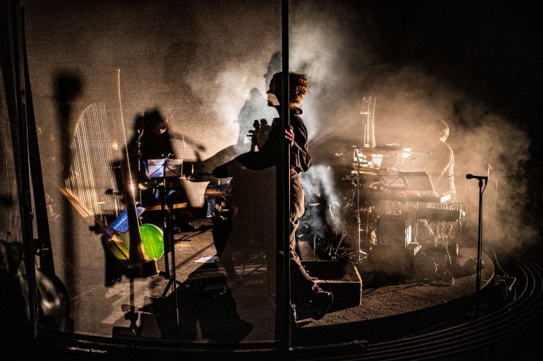 HetHoutenHuis-EefvanBreenGroup-TekenfilmZonderBeeld-Inez-duwt-scherm-2000px-768x511