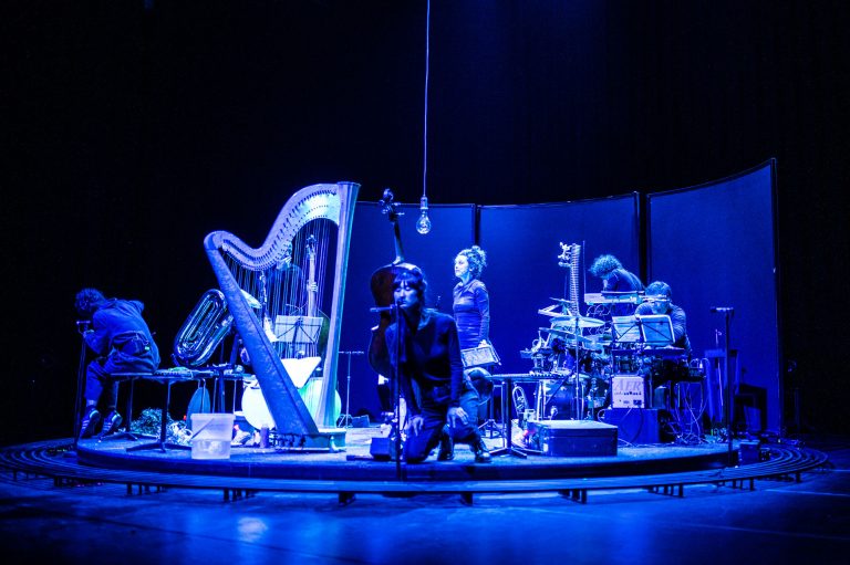 HetHoutenHuis-EefvanBreenGroup-TekenfilmZonderBeeld-viezevliegen-2000px-768x511